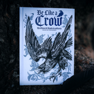 Copertina di Be Like a Crow, gioco di ruolo solo journaling sui corvi, edizione italiana Mana Project Studio